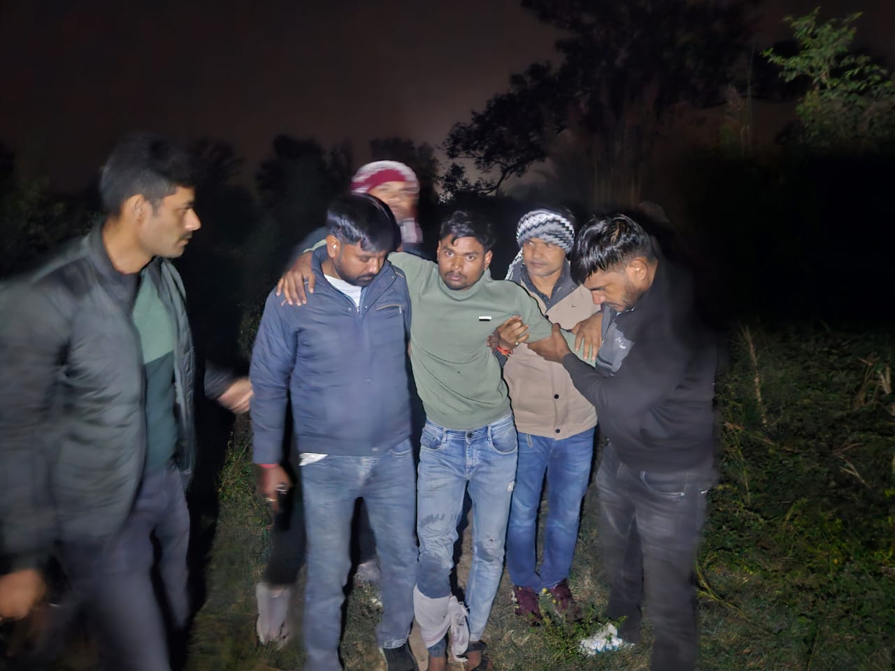 छपिया पुलिस ने लुटेरे को मुठभेड़ में किया गिरफ्तार दो बदमाशों के पैर में लगी गोली*